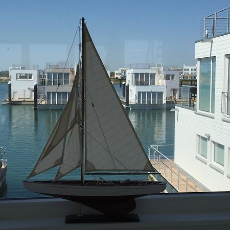 Schwimmendes Ferienhaus Antares One By Seeblick Ferien Oro, Rundum Wasser, Sauna Olpenitz Zewnętrze zdjęcie