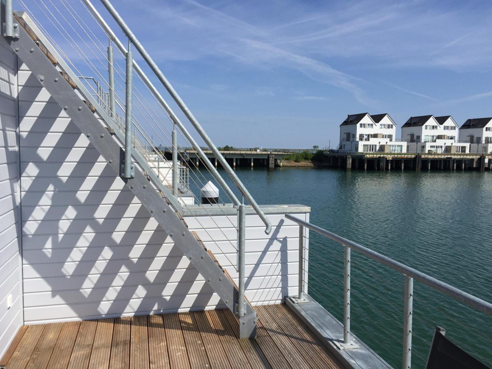 Schwimmendes Ferienhaus Antares One By Seeblick Ferien Oro, Rundum Wasser, Sauna Olpenitz Zewnętrze zdjęcie